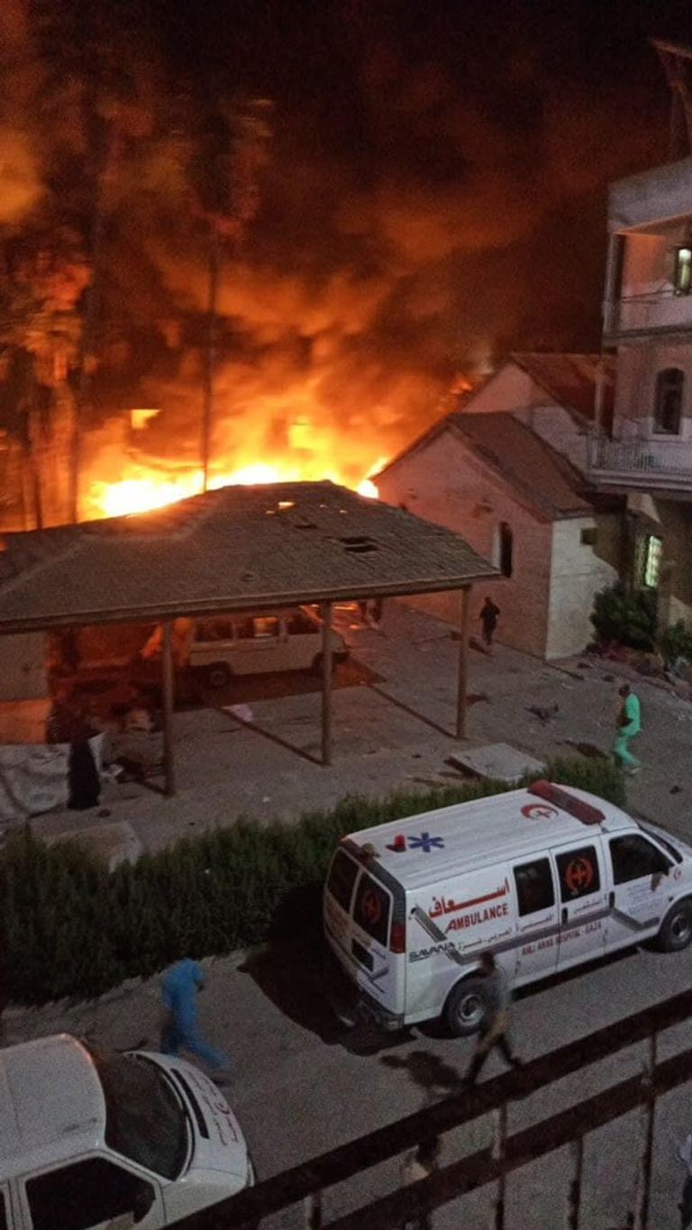 النيران تشتعل بالمستشفى المعمداني بغزة النيران تشتعل بالمستشفى المعمداني بغزة