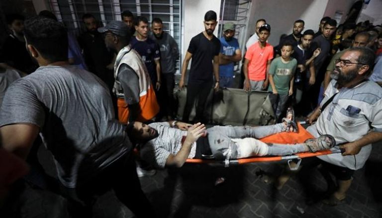 رجال الإسعاف يحملون أحد مصابي الغارة الإسرائيلي على المستشفى المعمداني