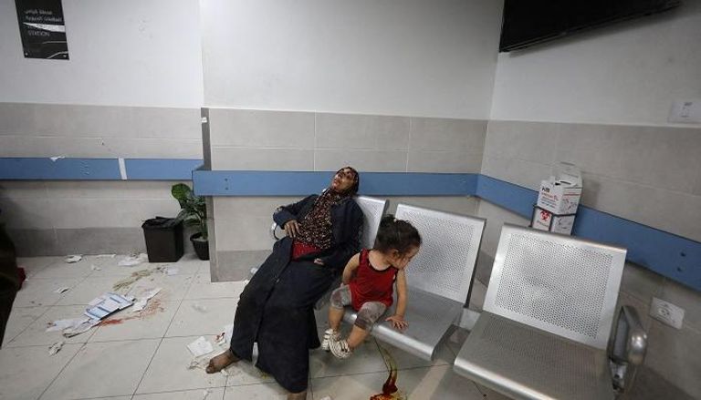 سيدة وابنتها من المصابين في قصف المستشفى المعمداني