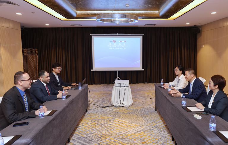 رئيس تحرير «العين الإخبارية» ورئيس تحرير CCTV خلال توقيع الاتفاقية