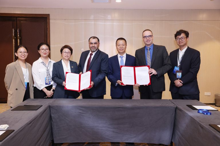 رئيس تحرير «العين الإخبارية» ورئيس تحرير CCTV خلال توقيع الاتفاقية