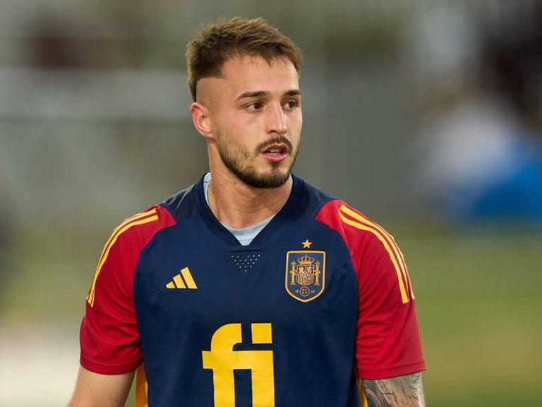 أرناو تيناس نجما منتخب إسبانيا الواعدان بيدري وغافي