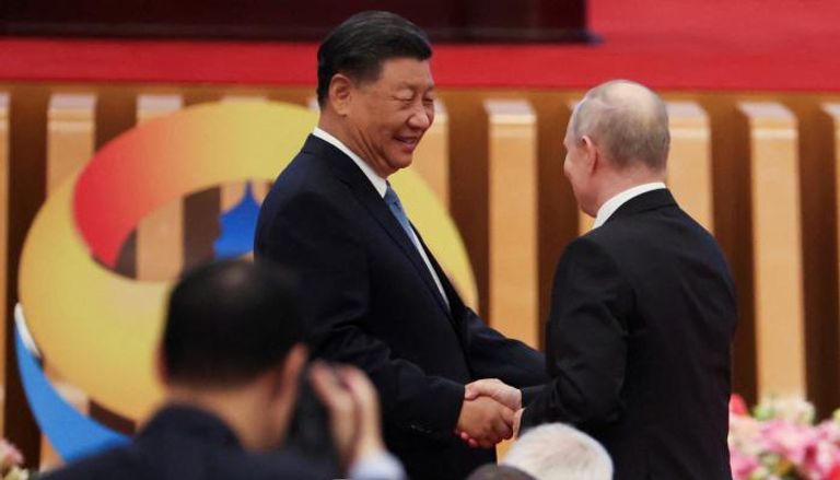 الرئيس الصيني يصافح نظيره الروسي