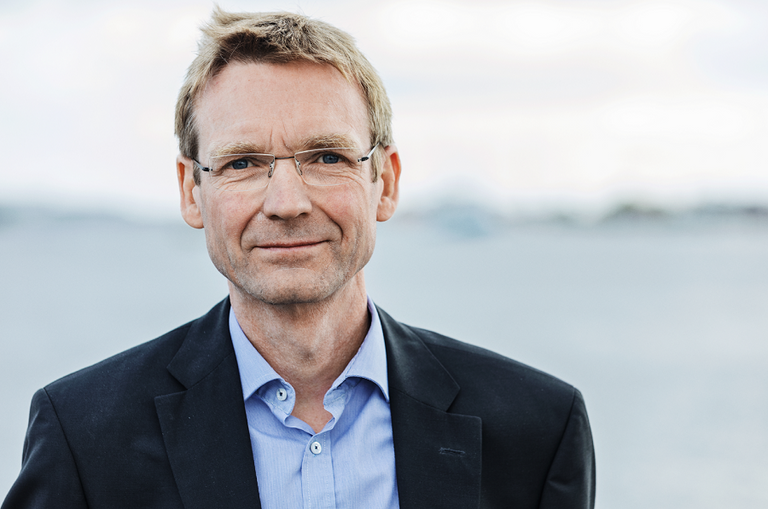 توربان نورجارد الرئيس التنفيذي للشؤون التقنية لقطاع الطاقة والوقود في المركز- وام أهمية إزالة البصمة الكربونية لقطاع النقل البحري بحلول 2050- وام