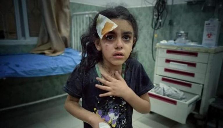 طفلة فلسطينية مصابة جراء القصف - أرشيفية