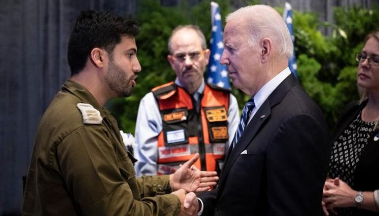 بايدن مع ضابط إسرائيلي خلال زيارته لتل أبيب - الفرنسية