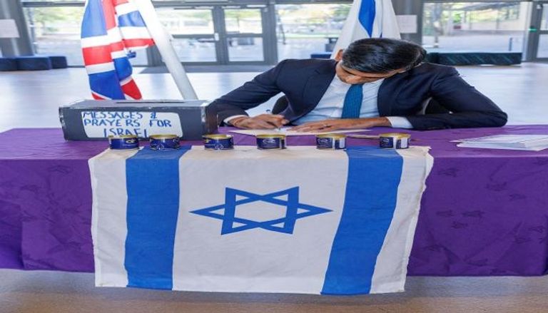 رئيس الوزراء البريطاني يوقع رسائل من أجل إسرائيل في مدرسة يهودية بلندن