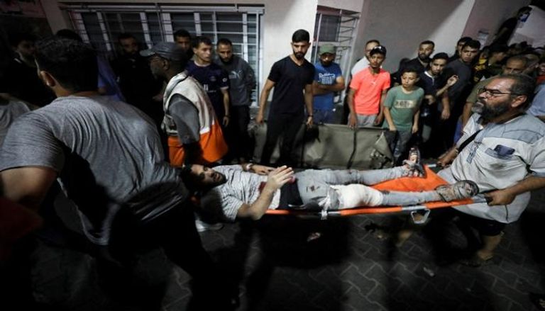  جريح يتلقى المساعدة بعد قصف المستشفى الأهلي في غزة
