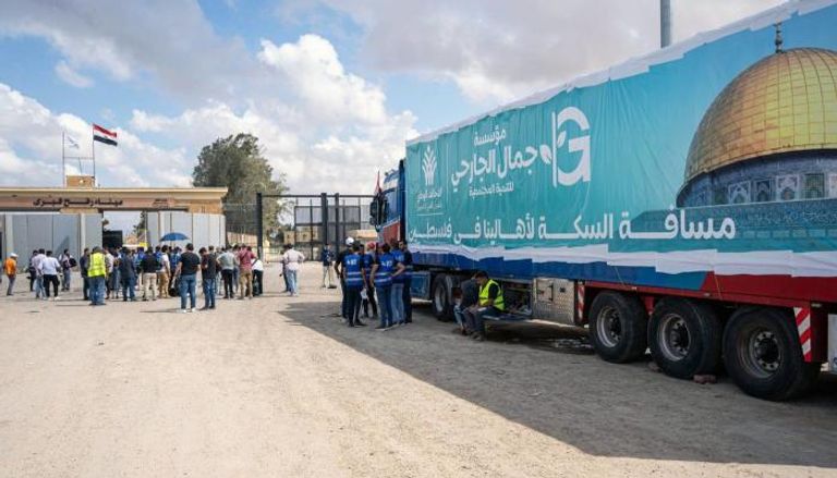 شاحنات مصرية محملة بالمساعدات على أبواب معبر رفح من الجانب المصري