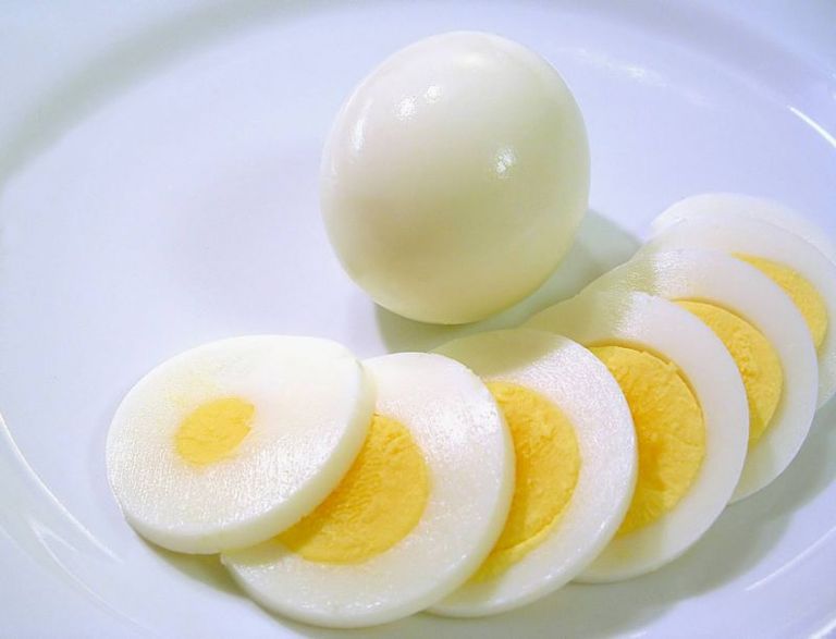 فوائد البيض المسلوق البيض يحافظ على صحة العظام والبشرة والشعر