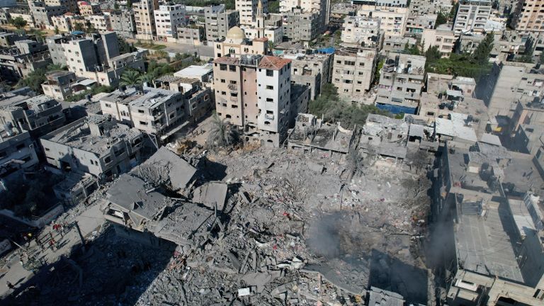 نزوح تحت الحرب ودبابات تتأهب للاجتياح