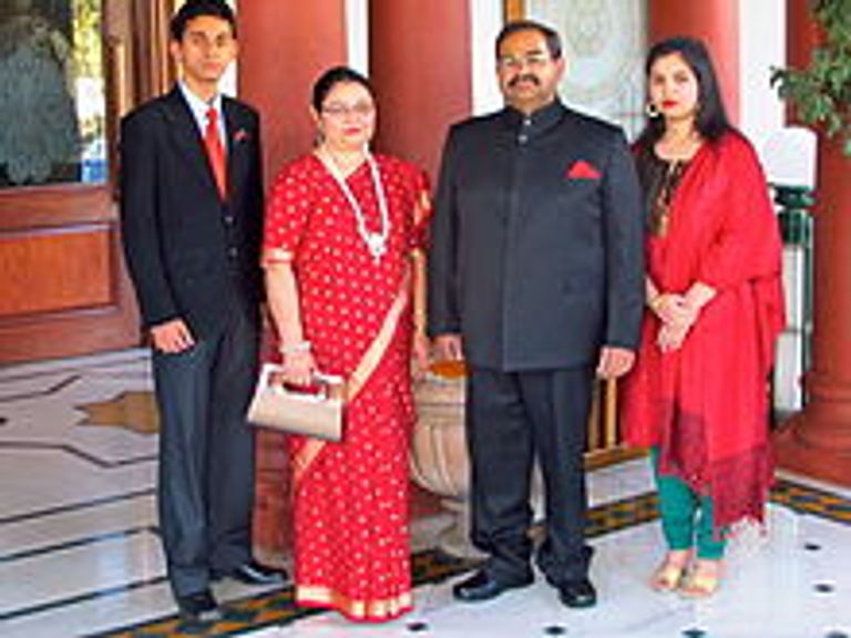 المحامي الهندي بالتزار نابليون الرابع مع عائلته