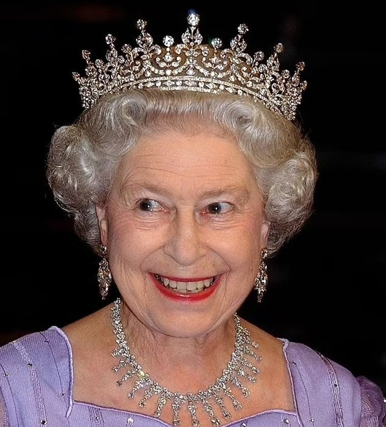 الملكة كاميلا ترتدي التاج المفضل للملكة إليزابيث