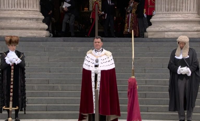 السيف اللؤلؤي الملكة كاميلا ترتدي التاج المفضل للملكة إليزابيث