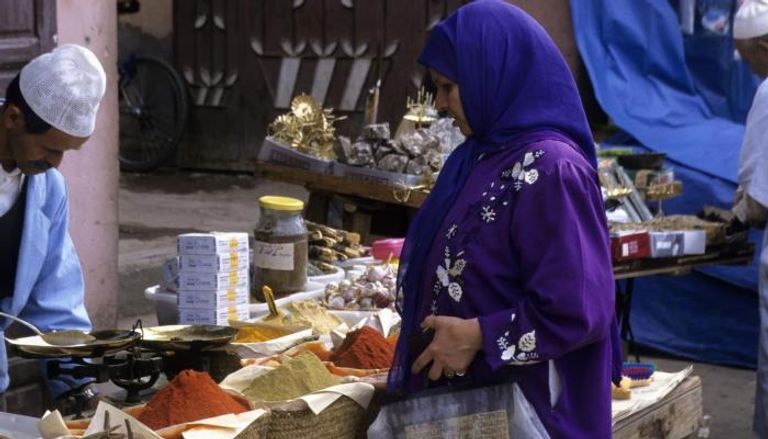 مواطنة مغربية في أحد الأسواق- أرشيفية