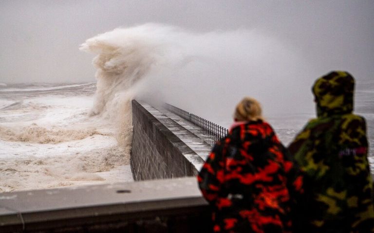 انزلاق طائرة بسبب العاصفة "بابيت"