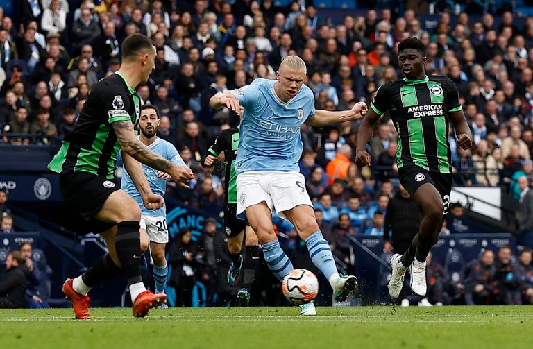 إيرلينغ هالاند مهاجم مانشستر سيتي ضد برايتون محمد صلاح وإيرلينغ هالاند