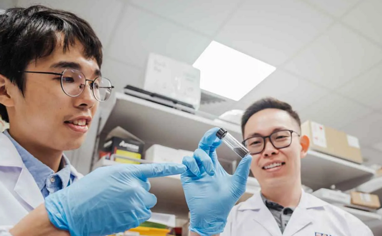 وضع ضمادة محملة بالهيدروجيل المغناطيسي على الجرح ثم استخدام جهاز لتسريع الشفاء