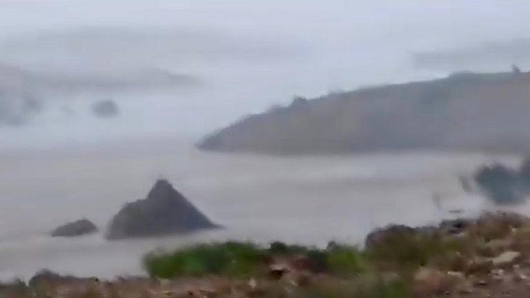 الحالة المدارية وصلت إلى جزيرة سقطرى مصحوبة بأمطار غزيرة وسيول جارفة