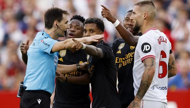 حكم مباراة ريال مدريد وإشبيلية الإيطالي كارلو أنشيلوتي