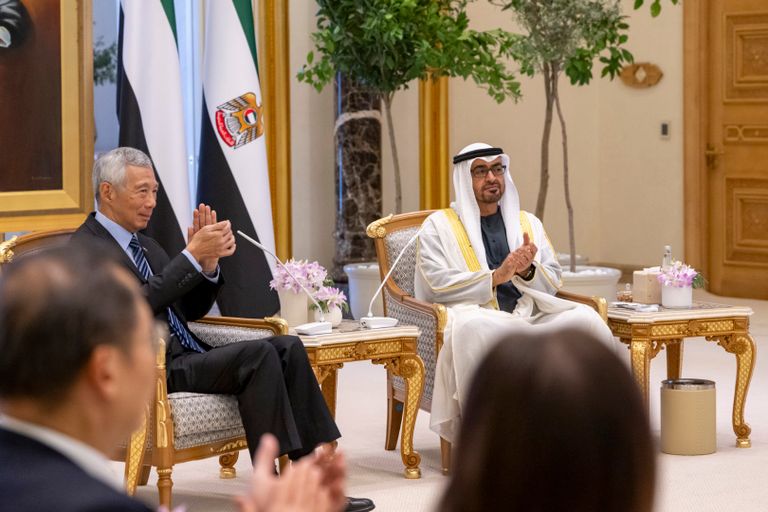 الشيخ محمد بن زايد آل نهيان خلال لقائه رئيس وزراء سنغافورة