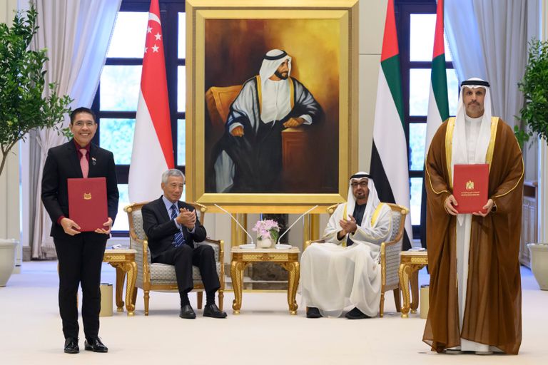 الشيخ محمد بن زايد آل نهيان خلال لقائه رئيس وزراء سنغافورة