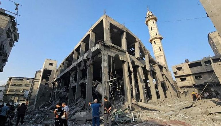 مسجد دمرته غارة إسرائيلية على قطاع غزة - رويترز