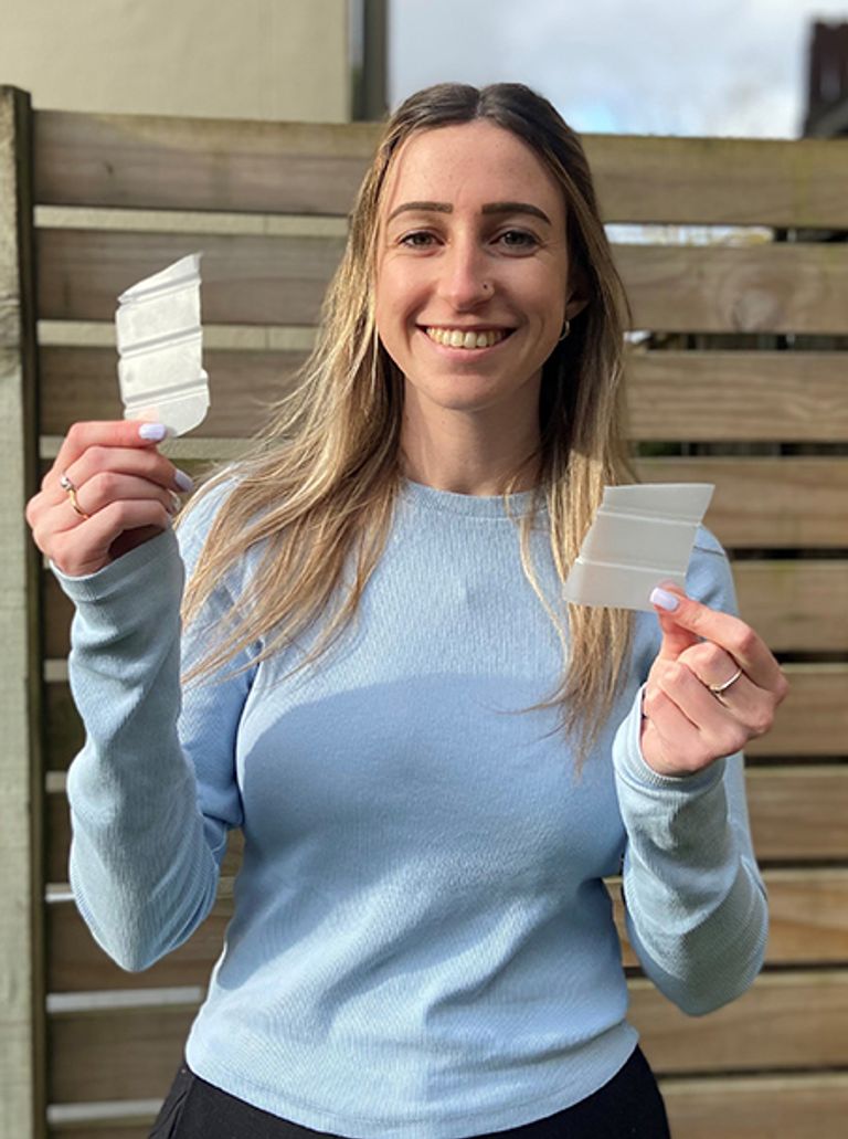 الباحثتان تحملان البلاستيك القابل للتحلل المستخدم في الدراسة 