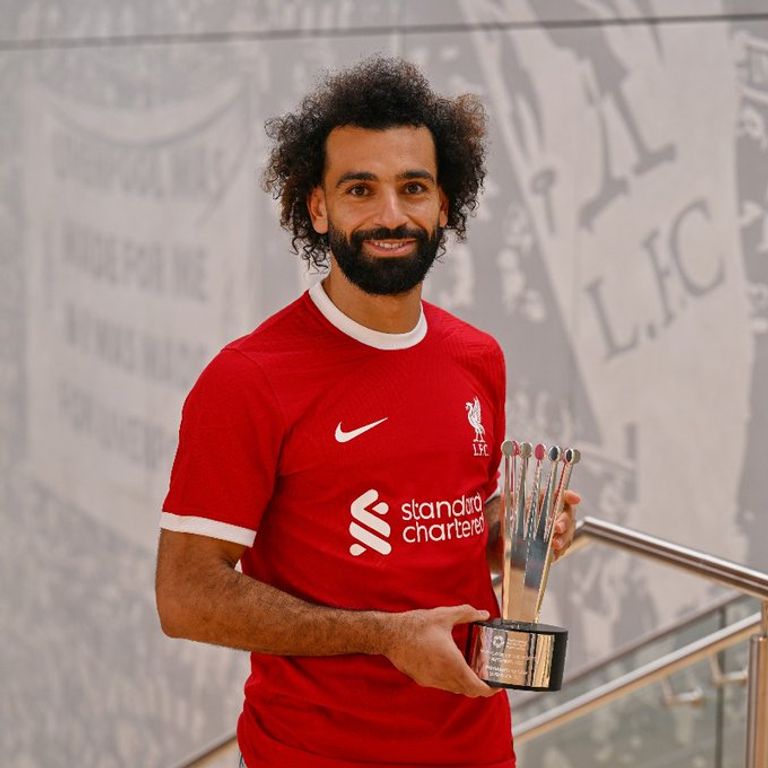 صلاح يحمل جائزة أفضل لاعب محمد صلاح