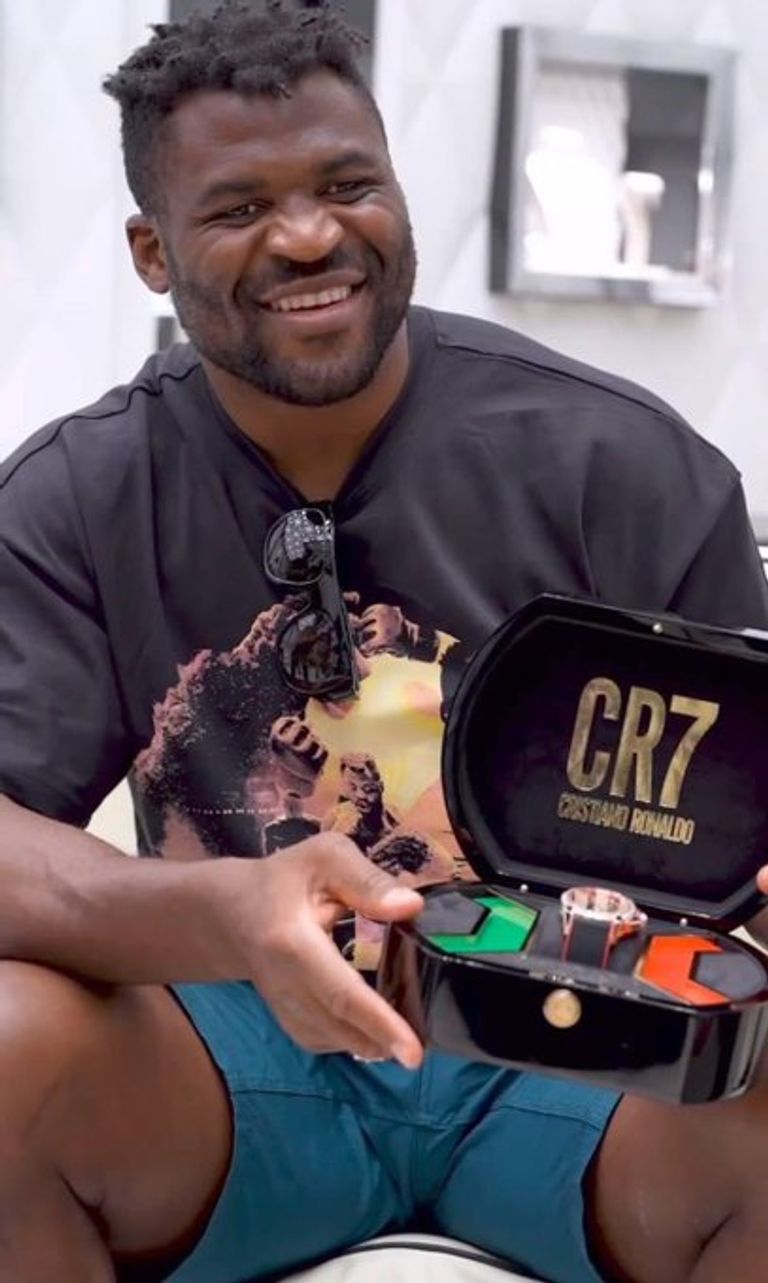 نغانو يستلم الساعة كريستيانو رونالدو وفرانسيس نغانو