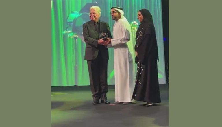 حسين فهمي لحظة استلام الجائزة