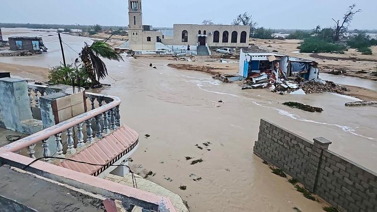 آثار إعصار «تيج» في اليمن