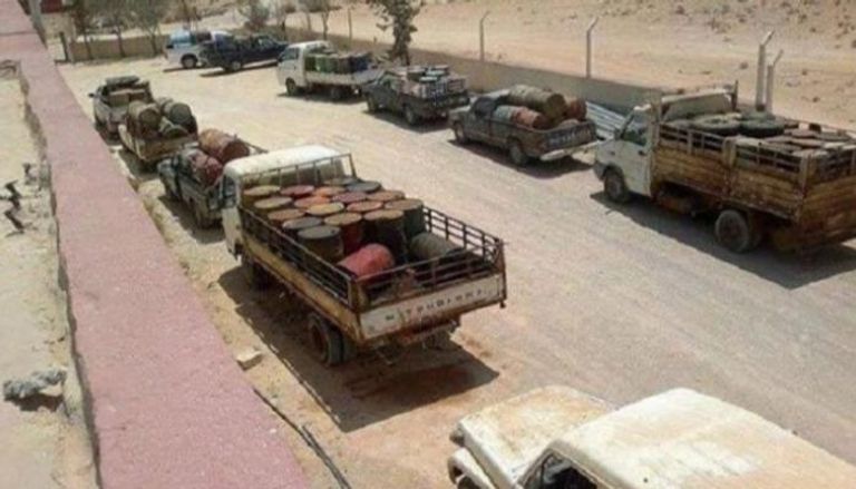 عربات تحمل براميل نفط في ليبيا- أرشيفية