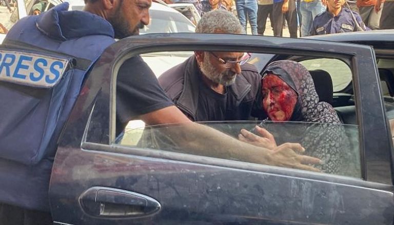 سيدة فلسطينية مصابة جراء القصف الإسرائيلي على غزة - رويترز
