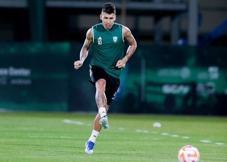 فيرمينو في تدريبات الأهلي روبرتو فيرمينو مهاجم الأهلي السعودي