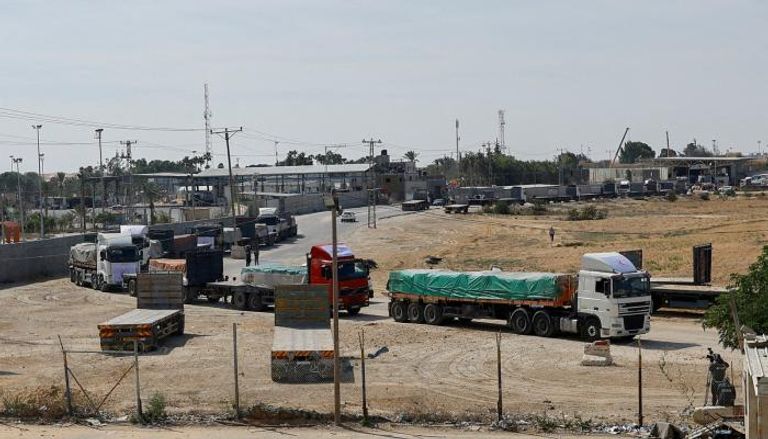 شاحنات تحمل مساعدات إنسانية تتجه إلى غزة عبر معبر رفح