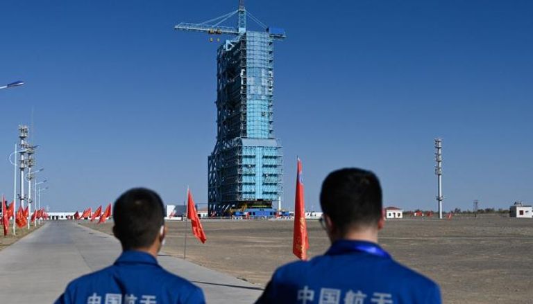 صاروخ يحمل المركبة الفضائية Shenzhou-17 شمال غرب الصين