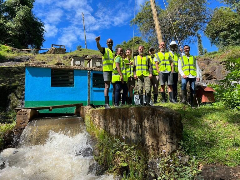 عاملون في أول محطة كهرباء هجينة في كينيا تعمل بالطاقة الشمسية والطاقة الكهرومائية تحصل كينيا على ما يقرب من نصف الكهرباء من محطات الطاقة الحرارية الأرضية