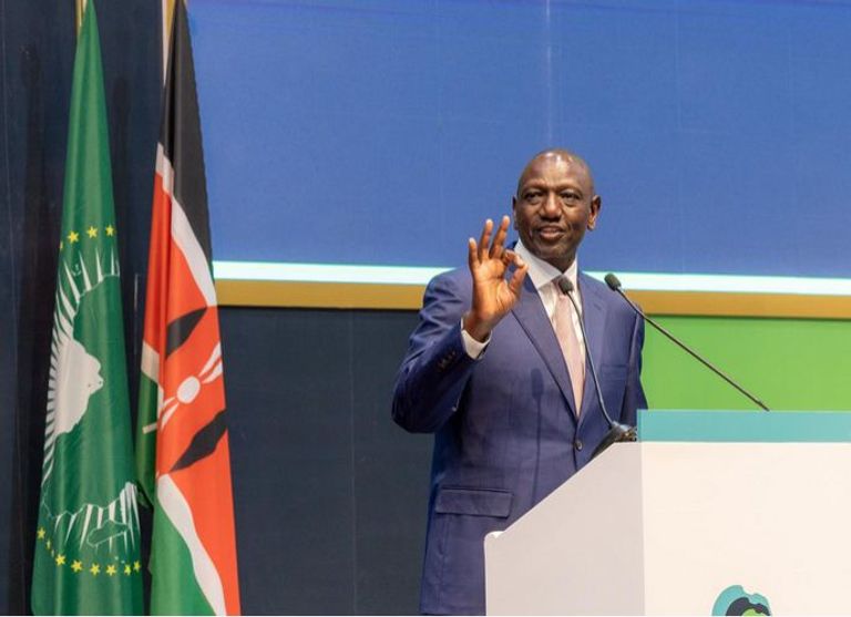 الرئيس الكيني ويليام روتو خلال كلمته في قمة المناخ الإفريقية بنيروبي تحصل كينيا على ما يقرب من نصف الكهرباء من محطات الطاقة الحرارية الأرضية