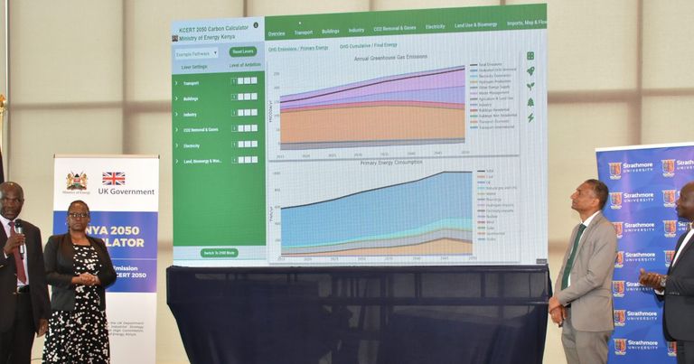 كينيا أطلقت في 2022 حاسبة تغير المناخ لمراقبة خفض الانبعاثات الكربونية لأول مرة في أفريقيا تحصل كينيا على ما يقرب من نصف الكهرباء من محطات الطاقة الحرارية الأرضية