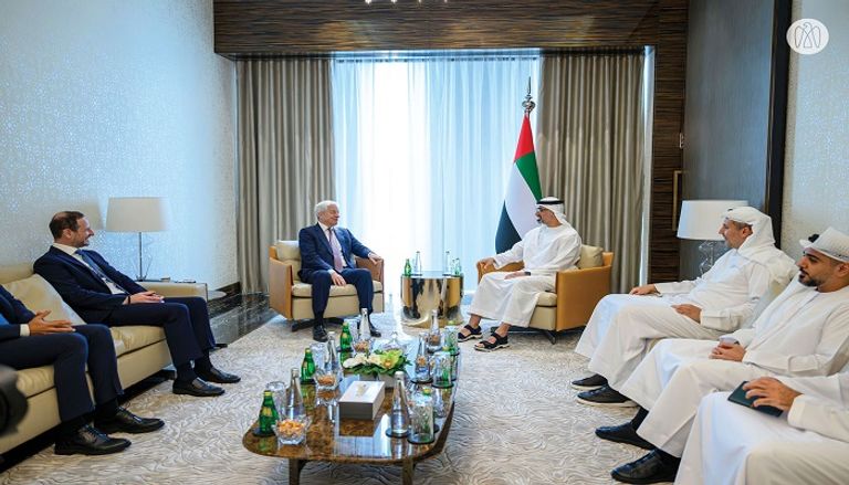 خالد بن محمد بن زايد يستعرض مجالات التعاون المصرفي مع رئيس «جيه بي مورغان تشيس» جانب من اللقاء