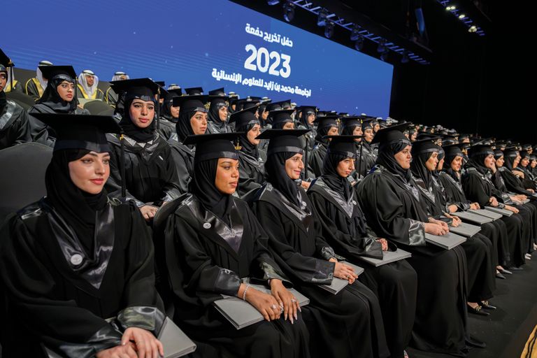  الشيخ ذياب بن محمد بن زايد آل نهيان يحضر حفل التخرج