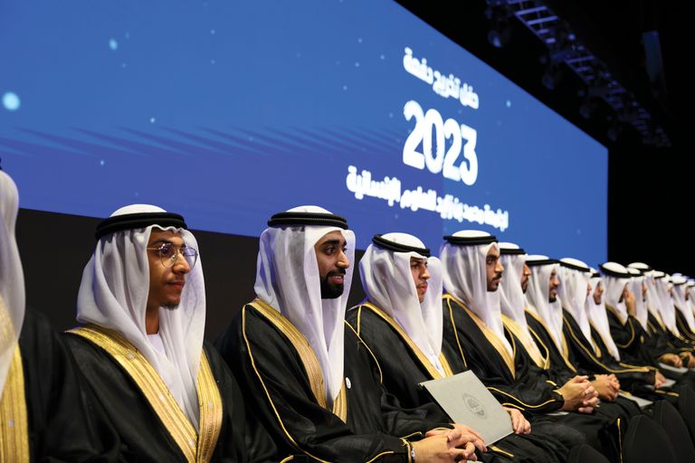  الشيخ ذياب بن محمد بن زايد آل نهيان يحضر حفل التخرج