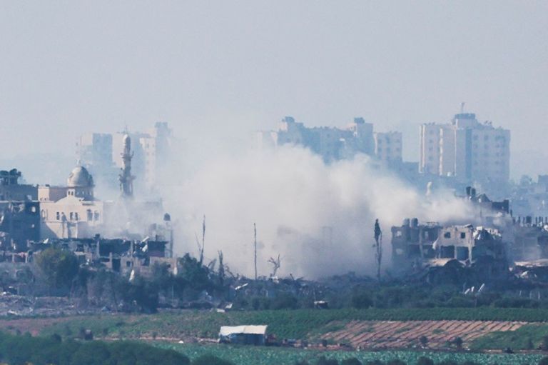 سيدة فلسطينية تبكي على أنقاض منزل دمرته غارة إسرائيلية بغزة