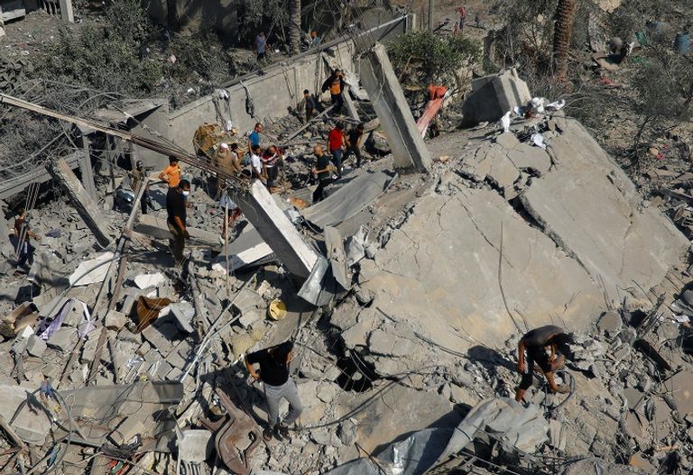 سيدة فلسطينية تبكي على أنقاض منزل دمرته غارة إسرائيلية بغزة