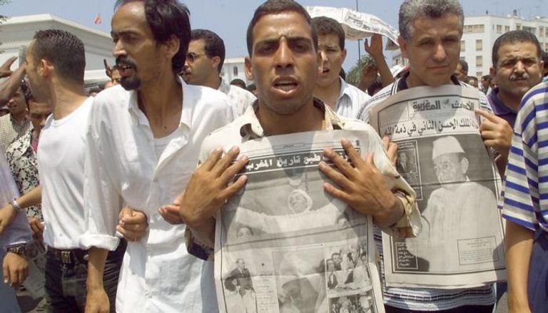 مواطنون ينعون الملك الراحل الحسن الثاني بعد إعلان وفاته عام 1999 
