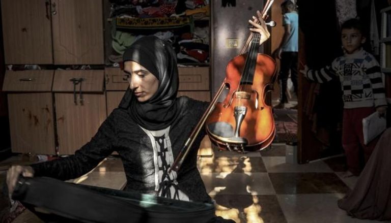 الموسيقية الفلسطينية جواهر الاقرع في دير البلح