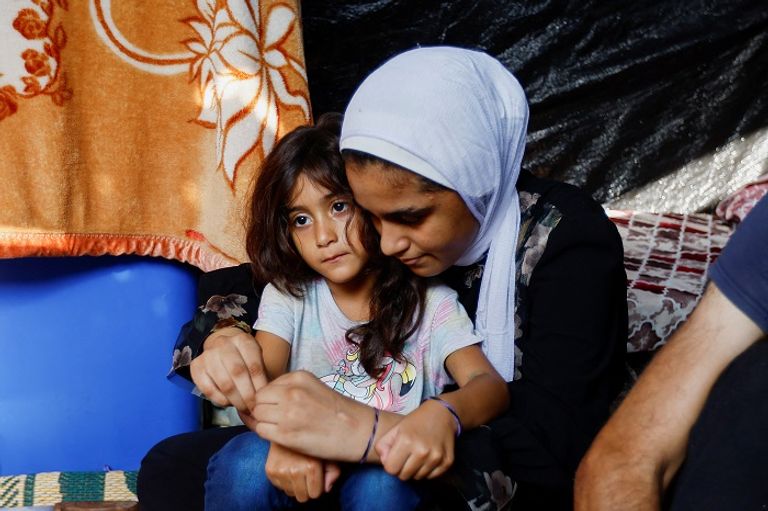 طفلة فلسطينية ترتدي أسورة من الخيط - رويترز