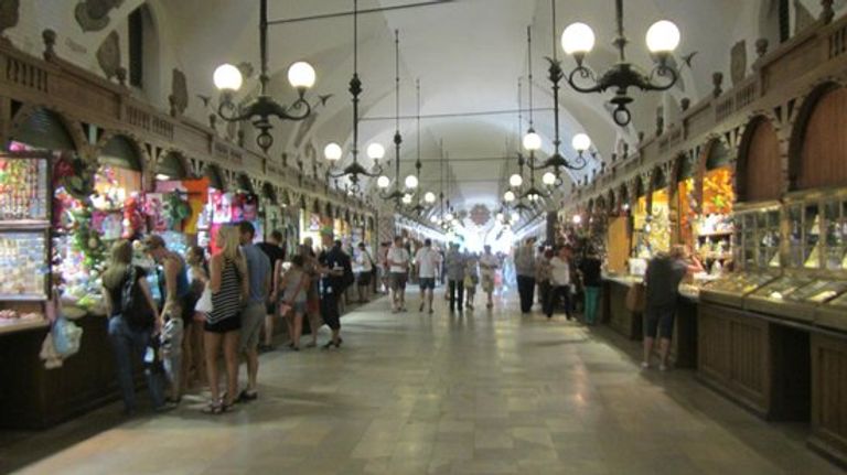 قاعة "Krakow Cloth Hall" أحد أفضل أماكن السياحة في كراكوف السياحة في كراكوف