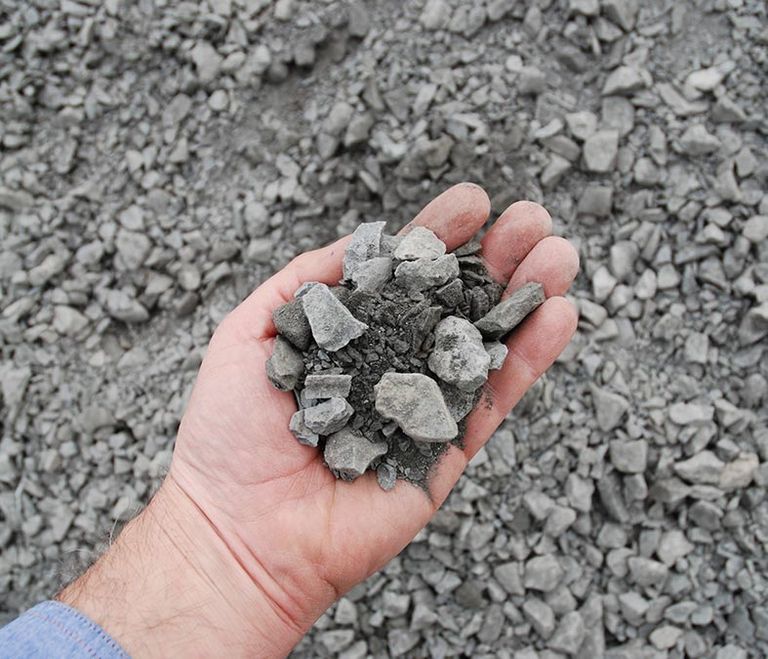 إضافة الصخور البركانية المسحوقة إلى الأراضي الزراعية يزيل الكربون من الهواء